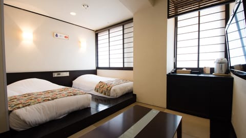 Modern Style Twin Room, Non Smoking | Desk, laptop workspace, iron/ironing board, bed sheets