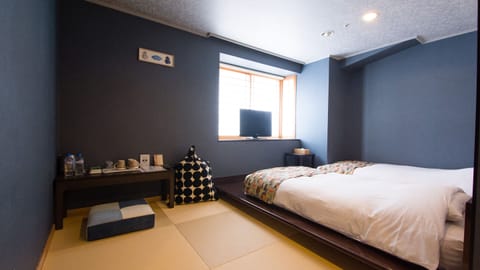 Modern Style Twin Room, Non Smoking | Desk, laptop workspace, iron/ironing board, bed sheets