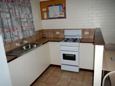 1 Bedroom Villa | Private kitchen | Full-size fridge, microwave, oven, stovetop