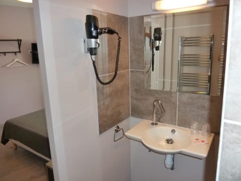 Shower, rainfall showerhead, free toiletries, hair dryer