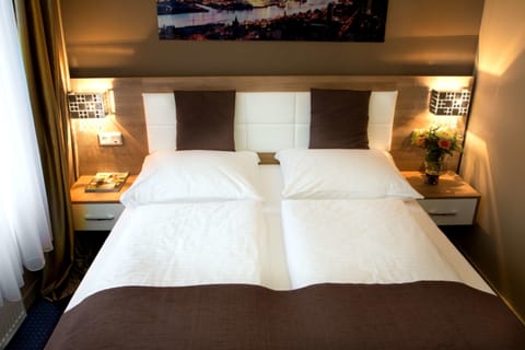 Deluxe Double Room, Shared Bathroom | Minibar, desk, iron/ironing board, free WiFi