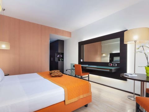 Standard Room, 1 Double Bed | Premium bedding, minibar, in-room safe, desk