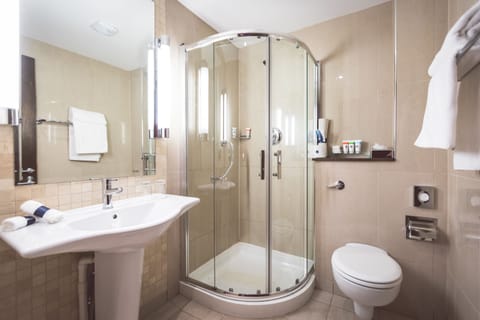 Combined shower/tub, designer toiletries, hair dryer, towels