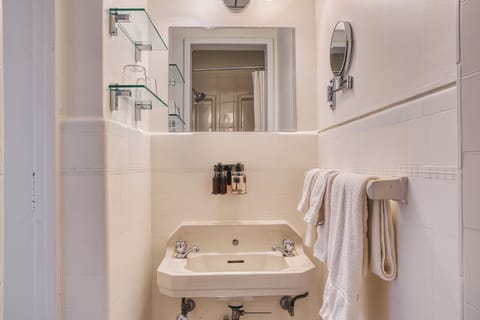 Mini Suite | Bathroom | Free toiletries, hair dryer, towels