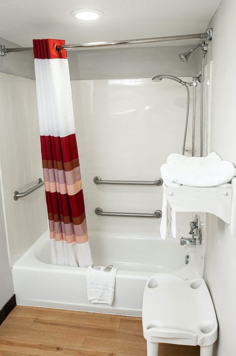 Superior Room, 1 King Bed, Accessible (Smoke Free) | Bathroom | Free toiletries, towels, soap, shampoo