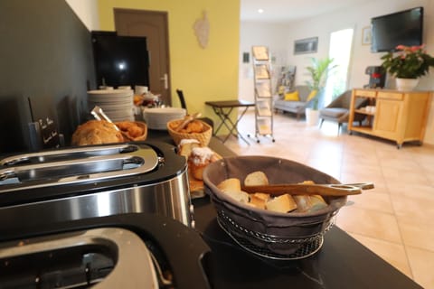 Daily continental breakfast (EUR 15.00 per person)