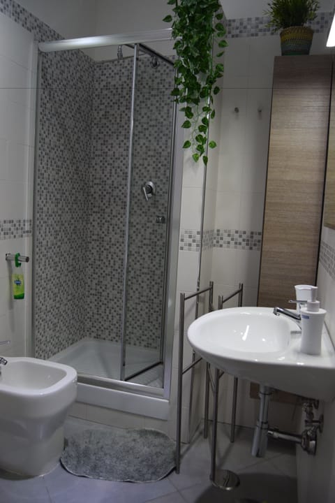 Apartment, 1 Bedroom | Bathroom shower