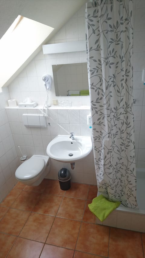 Double Room | Bathroom | Free toiletries, hair dryer, towels