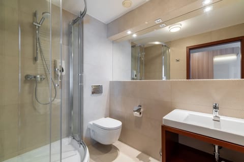 Apartment | Bathroom | Shower, free toiletries, hair dryer, towels