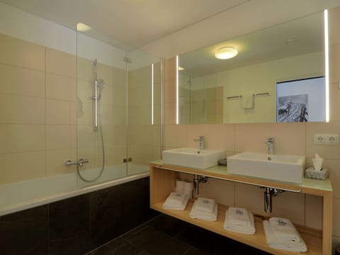 Superior Apartment, 2 Bedrooms, Terrace, Mountain View | Bathroom | Free toiletries, hair dryer, slippers, towels