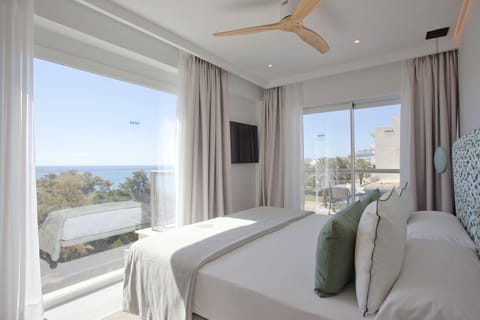 Double Room, Sea View | Minibar, in-room safe, desk, free WiFi