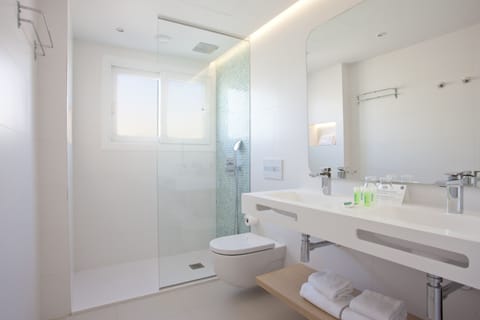 Premium Double Room (Street Views) | Bathroom | Shower, free toiletries, hair dryer, towels