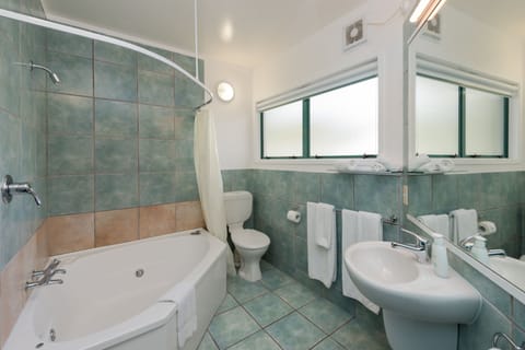 Apartment, 2 Bedrooms | Bathroom | Combined shower/tub, hair dryer, towels