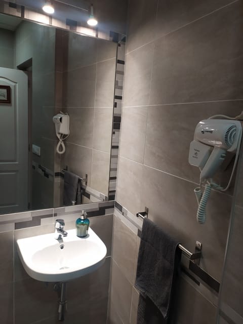 DOBLE BAÑO FUERA USO PRIVADO | Bathroom | Free toiletries, hair dryer, towels