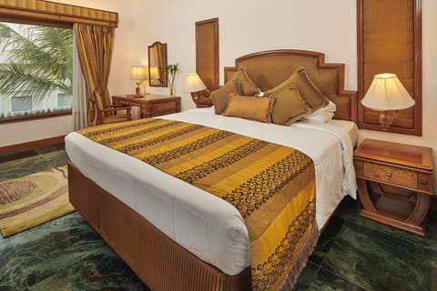 Executive Suite | Premium bedding, minibar, in-room safe, desk