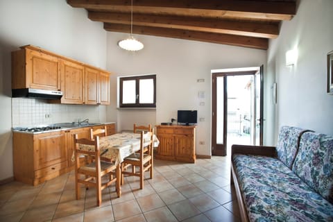 Classic Studio, Kitchenette | Desk, rollaway beds, free WiFi, bed sheets