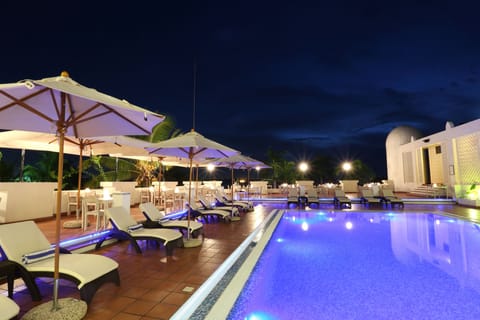 Outdoor pool, pool umbrellas, sun loungers