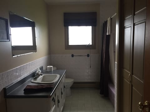 Apartment, 4 Bedrooms | Bathroom | Shower, towels