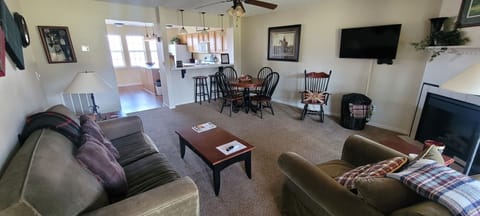 Deluxe Condo, 1 King Bed, Non Smoking | In-room dining