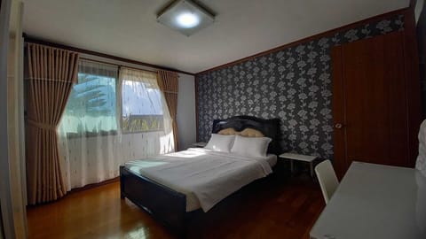 Luxury Apartment, Balcony, Park View | 5 bedrooms, premium bedding, blackout drapes, free WiFi