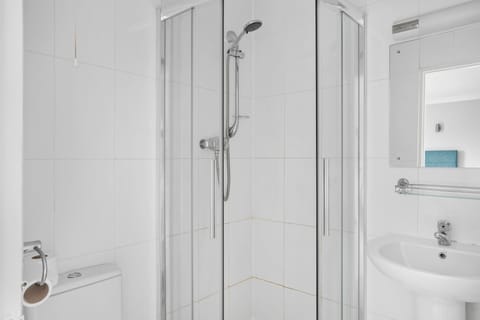 Twin Room, Ensuite | Bathroom | Shower, hair dryer, towels