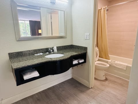 Combined shower/tub, hair dryer, towels