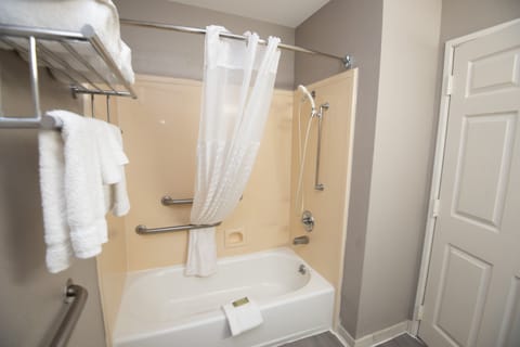 Deluxe Room, 1 King Bed, Accessible, Non Smoking | Bathroom | Combined shower/tub, towels