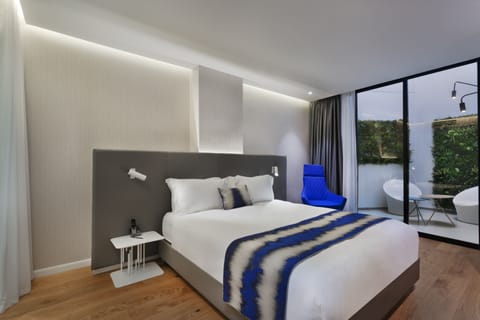 Deluxe Room, Patio | Premium bedding, in-room safe, desk, soundproofing