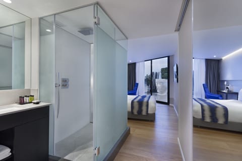 Superior Room with Shared Patio | Bathroom | Shower, free toiletries, hair dryer, bathrobes