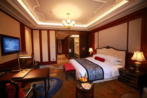 Deluxe Room, Garden View | Premium bedding, minibar, in-room safe, desk