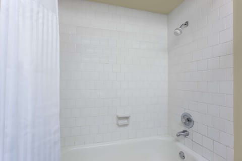 Deluxe Room, 2 Queen Beds | Bathroom | Combined shower/tub, free toiletries, hair dryer, towels