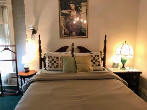 O'Malley Room, 1 Queen Bed | Individually decorated, individually furnished, iron/ironing board