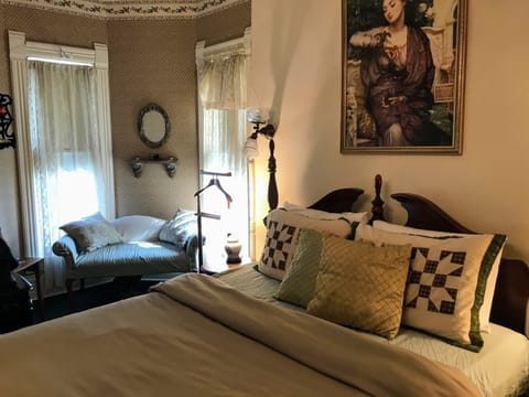 O'Malley Room, 1 Queen Bed | Individually decorated, individually furnished, iron/ironing board