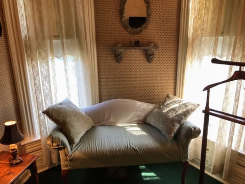 O'Malley Room, 1 Queen Bed | Individually decorated, individually furnished, iron/ironing board