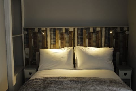 Classic Double Room (Anglesey) | Iron/ironing board, free WiFi, bed sheets