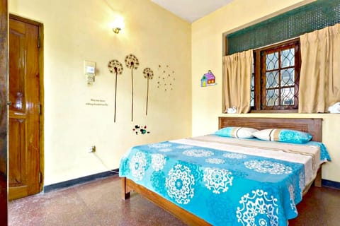 Standard Double Room, 1 Queen Bed, Smoking, Garden View | Free WiFi