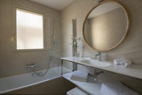 Luxury Double Room, Ensuite, Garden View | Bathroom | Free toiletries, hair dryer, towels