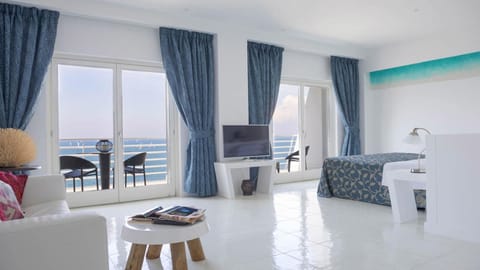 Junior Suite, Sea View | Minibar, in-room safe, desk, soundproofing