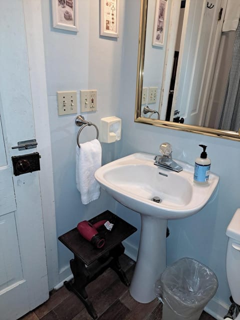 Room (Suite royse) | Bathroom | Combined shower/tub, deep soaking tub, rainfall showerhead