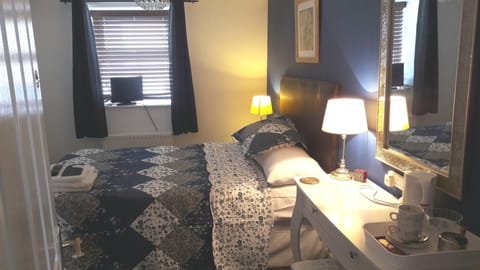 3 bedrooms, premium bedding, desk, laptop workspace