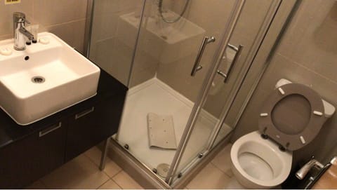 Economy Double Room, 1 Double Bed | Bathroom | Free toiletries, hair dryer, towels