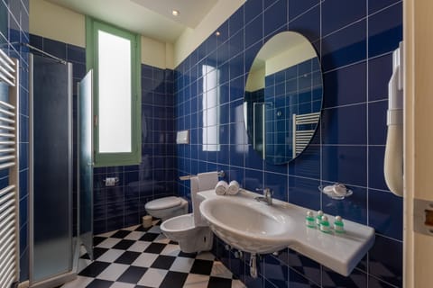 Classic Quadruple Room | Bathroom | Shower, free toiletries, hair dryer, bidet