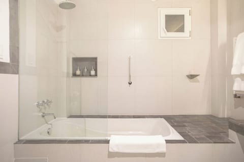 Xapiri Ground Art Suite | Bathroom | Shower, eco-friendly toiletries, hair dryer, towels