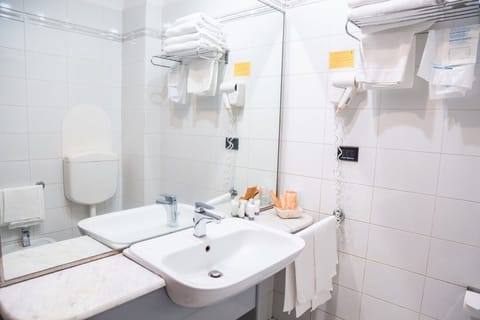 Shower, free toiletries, hair dryer, bidet