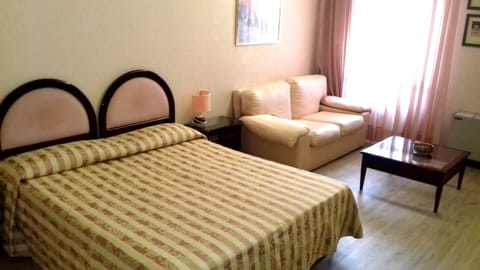 Standard Room | Minibar, in-room safe, desk, cribs/infant beds