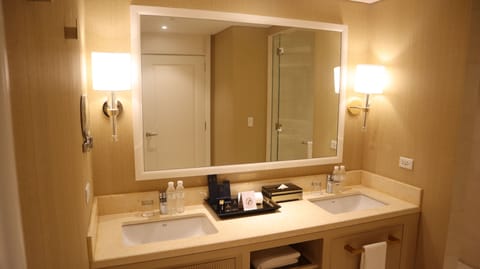 Premium Room - Premium Tower | Bathroom | Shower, rainfall showerhead, free toiletries, slippers