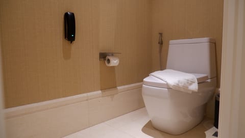 Premium Room - Premium Tower | Raised toilet seat