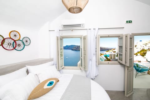 Superior Suite, 1 King Bed, Jetted Tub, Sea View (Blue Sky) | In-room safe, soundproofing, iron/ironing board, free WiFi