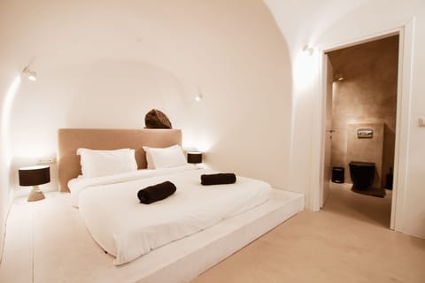 Suite | In-room safe, soundproofing, iron/ironing board, free WiFi