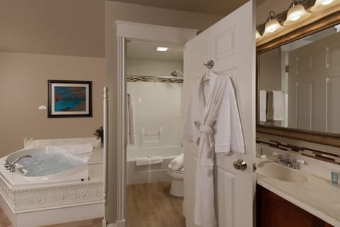 Standard Room, 1 King Bed, Non Smoking, Jetted Tub | Bathroom | Combined shower/tub, free toiletries, towels